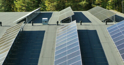 Asensimme tehtaan katolle aurinkopaneelit